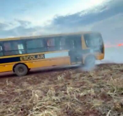 Imagem da notícia Ônibus escolar pega fogo em Costa Rica e pais denunciam ferrugem e chuva entrando nos veículos